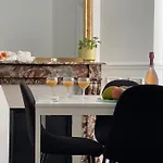 Elegant Parisian Apartment, Marais-bastille Paris